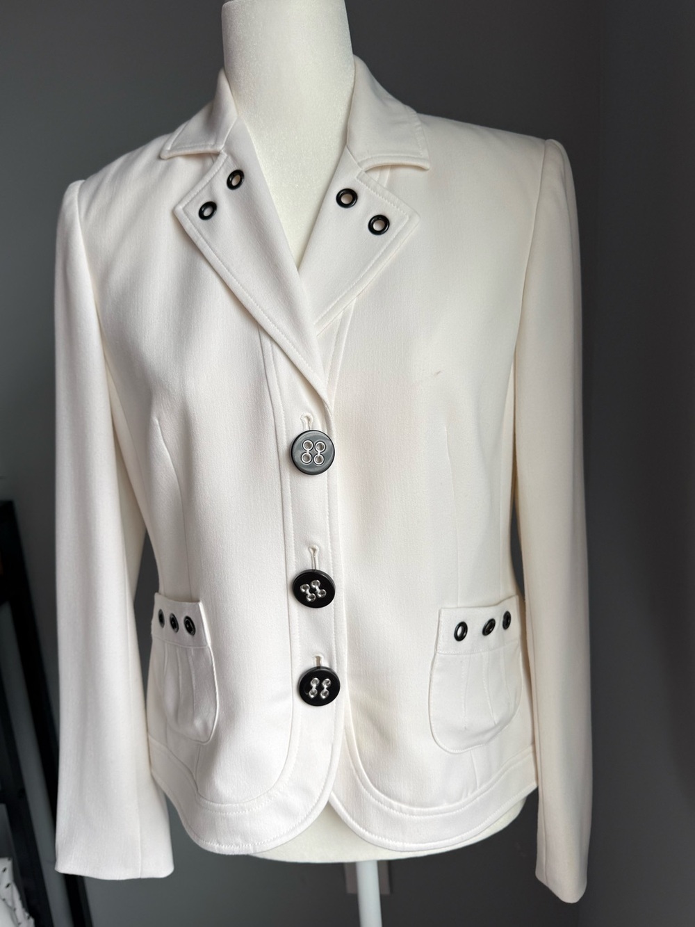 White Women's Two-Piece Pants Suit- Blazer & Wide-Leg Trousers by Penta Vintage